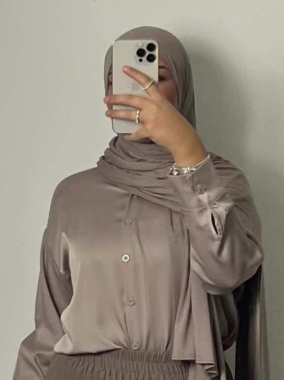 Indi Satin Blouse Bruin